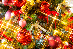 光り輝くクリスマスオーナメント,クリスマスツリー,イルミネーション,イルミ,電飾,電球,発光ダイオード,LED,冬,キラキラ,綺麗,きれい,キレイ,煌,輝,デート,クリスマス,CHRISTMAS,Xmas,ornament,illumination,tree,ribbon,リボン,飾り,デコレーション,イベント,オーナメント,ボール,フルサイズ撮影,もみの木,モミの木
