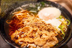 肉そば,牛肉,温玉,温泉玉子,ソバ,蕎麦,そば,だし,出汁,ダシ,蕎麦粉,日本料理,日本食,和食,つゆ,蕎麦汁,茹,ねぎ,ネギ,麺料理,麺類,ファーストフード,ファストフード,湯気,japan,フルサイズ撮影