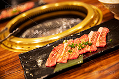 焼肉,焼き肉,やきにく,焼肉の準備,準備,焼く,にく,肉,網,食べ放題,肉食,直火,タレ,カルビ,生肉,ごま,ゴマ,ねぎ,ネギ,フルサイズ撮影