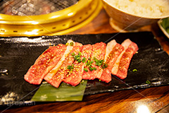 焼肉,焼き肉,やきにく,焼肉の準備,準備,焼く,にく,肉,網,食べ放題,肉食,直火,タレ,カルビ,生肉,ごま,ゴマ,ねぎ,ネギ,ご飯,ごはん,ライス,フルサイズ撮影