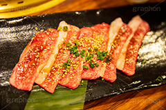 焼肉,焼き肉,やきにく,焼肉の準備,準備,焼く,にく,肉,網,食べ放題,肉食,直火,タレ,カルビ,生肉,ごま,ゴマ,ねぎ,ネギ,フルサイズ撮影