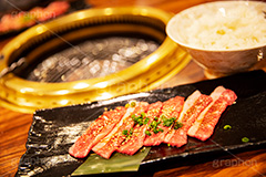 焼肉,焼き肉,やきにく,焼肉の準備,準備,焼く,にく,肉,網,食べ放題,肉食,直火,タレ,カルビ,生肉,ごま,ゴマ,ねぎ,ネギ,ご飯,ごはん,ライス,フルサイズ撮影
