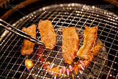 焼肉,焼き肉,やきにく,焼く,にく,肉,網,肉食,直火,煙,カルビ,網,トング,フルサイズ撮影