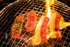 カルビの油で燃え上がる焼肉,焼き肉,焼肉,焼き肉,やきにく,焼く,にく,肉,網,食べ放題,肉食,直火,タレ,漬けだれ,炎,火,煙,カルビ,松坂牛,霜降り,ねぎ,ネギ,フルサイズ撮影