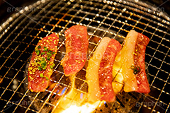 カルビの油で燃え上がる焼肉,焼き肉,焼肉,焼き肉,やきにく,焼く,にく,肉,網,食べ放題,肉食,直火,タレ,漬けだれ,炎,火,煙,カルビ,松坂牛,霜降り,ねぎ,ネギ,フルサイズ撮影