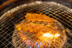 カルビの油で燃え上がる焼肉,焼き肉,焼肉,焼き肉,やきにく,焼く,にく,肉,網,食べ放題,肉食,直火,タレ,漬けだれ,炎,火,煙,カルビ,松坂牛,霜降り,ねぎ,ネギ,フルサイズ撮影