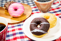 ドーナツ,コーヒー,珈琲,coffee,donut,sugar,chocolate,POP,ポップ,スイーツ,甘い,砂糖,チョコ,チョコレート,菓子,お菓子,おやつ,甘味,甘い,お茶会,ストロベリー,フルサイズ撮影,まな板