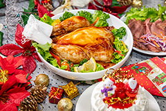 ローストチキン,チキン,もも,肉,鶏,鶏肉,クリスマスディナー,クリスマスパーティー,クリスマス,パーティー,七面鳥,ディナー,冬,オーブン,グリル,洋食,サラダ,パセリ,ポインセチア,ローストビーフ,オーナメント,ケーキ,クリスマスケーキ,丸焼き,chicken,CHRISTMAS,party,dinner,winter,フルサイズ撮影