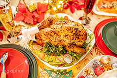 ローストチキン,チキン,もも,肉,鶏,鶏肉,クリスマスパーティー,クリスマスディナー,クリスマス,パーティー,七面鳥,ディナー,冬,オーブン,グリル,洋食,サラダ,パセリ,オーナメント,シャンパン,コーディネート,ハーブ,chicken,CHRISTMAS,party,dinner,winter,フルサイズ撮影