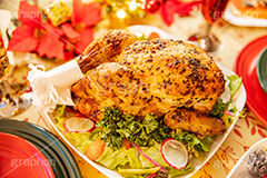ローストチキン,チキン,もも,肉,鶏,鶏肉,クリスマスパーティー,クリスマスディナー,クリスマス,パーティー,七面鳥,ディナー,冬,オーブン,グリル,洋食,サラダ,パセリ,オーナメント,シャンパン,コーディネート,ハーブ,chicken,CHRISTMAS,party,dinner,winter,フルサイズ撮影