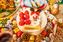 クリスマスケーキ,ケーキ,クリスマスディナー,クリスマスパーティー,クリスマス,パーティー,生クリーム,クリーム,ディナー,冬,オーナメント,コーディネート,サンタ,サンタクロース,ヒイラギ,ひいらぎ,松ぼっくり,プレゼント,いちご,イチゴ,苺,CHRISTMAS,party,dinner,winter,cake,cream,Santa,present,strawberry,フルサイズ撮影
