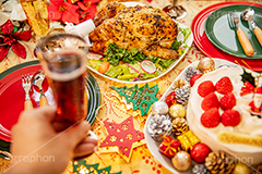 クリスマスディナー,ローストチキン,チキン,もも,肉,鶏,鶏肉,クリスマスパーティー,クリスマス,パーティー,七面鳥,生クリーム,クリーム,ディナー,冬,オーブン,グリル,洋食,サラダ,パセリ,オーナメント,ケーキ,クリスマスケーキ,コーディネート,シャンパン,オードブル,乾杯,手,ハーブ,chicken,CHRISTMAS,party,dinner,winter,cake,cream,hand,フルサイズ撮影