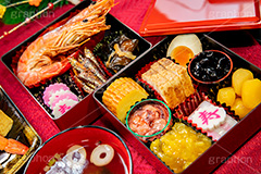 おせち,おせち料理,年賀状,年明け,正月,お正月,祝い,お祝い,和風,和食,日本食,伝統,イベント,パーティー,重箱,行事,賀正,焼き豚,焼豚,チャーシュー,煮卵,黒豆,栗きんとん,栗,塩辛,いか,イカ,なると,ナルト,寿,伊達巻,昆布,海老,エビ,えび,煮,ワカサギ,わかさぎ,甘露煮,かまぼこ,カマボコ,新年会,あけおめ,お吸い物,くり,フルサイズ撮影,party,event,japan