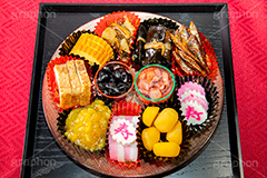 おせち,おせち料理,年賀状,年明け,正月,お正月,祝い,お祝い,和風,和食,日本食,伝統,イベント,パーティー,重箱,行事,賀正,焼き豚,焼豚,チャーシュー,煮卵,黒豆,栗きんとん,くり,栗,塩辛,いか,イカ,なると,ナルト,寿,伊達巻,昆布,煮,ワカサギ,わかさぎ,甘露煮,かまぼこ,カマボコ,数の子,カズノコ,かずの子,新年会,あけおめ,フルサイズ撮影,party,event,japan