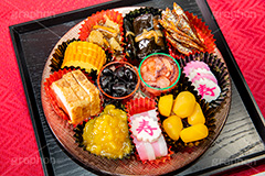 おせち,おせち料理,年賀状,年明け,正月,お正月,祝い,お祝い,和風,和食,日本食,伝統,イベント,パーティー,重箱,行事,賀正,焼き豚,焼豚,チャーシュー,煮卵,黒豆,栗きんとん,くり,栗,塩辛,いか,イカ,なると,ナルト,寿,伊達巻,昆布,煮,ワカサギ,わかさぎ,甘露煮,かまぼこ,カマボコ,数の子,カズノコ,かずの子,新年会,あけおめ,フルサイズ撮影,party,event,japan