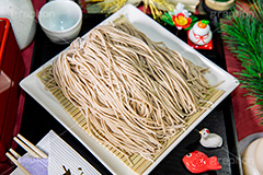 年越しの準備,準備,支度,年越しそば,年越し蕎麦,３１日,年越し,大晦日,年末,ソバ,蕎麦,そば,蕎麦粉,日本料理,日本食,和食,麺料理,麺類,年の瀬,正月,お正月,正月飾り,お飾り,鶴,鯛,鏡餅,もち,おもち,餅,とっくり,徳利,日本酒,酒,japan,フルサイズ撮影