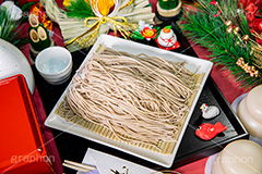 年越しの準備,準備,支度,年越しそば,年越し蕎麦,３１日,年越し,大晦日,年末,ソバ,蕎麦,そば,蕎麦粉,日本料理,日本食,和食,麺料理,麺類,年の瀬,正月,お正月,正月飾り,お飾り,門松,鶴,鯛,重箱,おせち,鏡餅,もち,おもち,餅,とっくり,徳利,日本酒,酒,japan,フルサイズ撮影