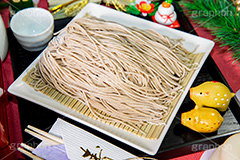 年越しの準備,準備,支度,年越しそば,年越し蕎麦,３１日,年越し,大晦日,年末,ソバ,蕎麦,そば,蕎麦粉,日本料理,日本食,和食,麺料理,麺類,年の瀬,正月,お正月,正月飾り,お飾り,鏡餅,もち,おもち,餅,干支,いのしし,イノシシ,亥,亥年,猪,とっくり,徳利,日本酒,酒,japan,フルサイズ撮影