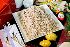 年越しの準備,準備,支度,年越しそば,年越し蕎麦,３１日,年越し,大晦日,年末,ソバ,蕎麦,そば,蕎麦粉,日本料理,日本食,和食,麺料理,麺類,年の瀬,正月,お正月,正月飾り,お飾り,寿,重箱,おせち,割り箸,箸,干支,いのしし,イノシシ,亥,亥年,猪,とっくり,徳利,日本酒,酒,japan,フルサイズ撮影