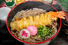 年越しそば,年越し蕎麦,３１日,年越し,大晦日,年末,ソバ,蕎麦,そば,だし,出汁,ダシ,蕎麦粉,日本料理,日本食,和食,つゆ,蕎麦汁,茹,えび,海老,海老天,えび天,てんぷら,天ぷら,ねぎ,麺料理,麺類,年の瀬,正月,お正月,ナルト,なると,寿,めでたい,湯気,紅白,フルサイズ撮影,とっくり,徳利,日本酒,酒,japan