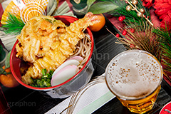 年越しそば,年越し蕎麦,３１日,年越し,大晦日,年末,ソバ,蕎麦,そば,だし,出汁,ダシ,蕎麦粉,日本料理,日本食,和食,つゆ,蕎麦汁,茹,えび,海老,海老天,えび天,てんぷら,天ぷら,かき揚げ,ねぎ,麺料理,麺類,酒,年の瀬,正月,お正月,ビール,みかん,蒲鉾,かまぼこ,カマボコ,紅白,japan,beer,フルサイズ撮影