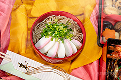 質素な年越しそば,質素,シンプル,年越しそば,年越し蕎麦,３１日,年越し,大晦日,年末,ソバ,蕎麦,そば,だし,出汁,ダシ,蕎麦粉,日本料理,日本食,和食,つゆ,蕎麦汁,茹,ねぎ,麺料理,麺類,japan,年の瀬,正月,お正月,蒲鉾,かまぼこ,カマボコ,紅白,湯気,寿,割り箸,箸,重箱,おせち,煮物,フルサイズ撮影
