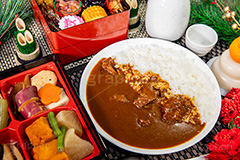 おせちもいいけどカレーもね,カレー,カレーライス,おせち,おせち料理,飽き,年賀状,年明け,正月,お正月,祝い,お祝い,和風,和食,日本食,伝統,イベント,パーティー,重箱,行事,賀正,煮,新年会,あけおめ,とっくり,徳利,日本酒,酒,curry,party,event,japan,フルサイズ撮影