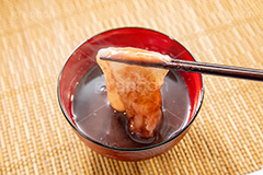 おしるこ,お汁粉,あんこ,あずき,小豆,甘味処,和菓子,スイーツ,デザート,おやつ,甘味,和,和風,和食,お菓子,菓子,こしあん,お椀,もち,餅,おもち,焼き餅,焼餅,湯気,冬,伸びる,はし,箸,熱々,アツアツ,湯気,あったか,japan,winter,フルサイズ撮影