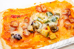 ピザ,ソーセージ,ウインナー,チーズ,ズッキーニ,オリーブ,pizza,洋食,ピザパ,出前,デリバリー,お届け,ジャンキー,カロリー,ファーストフード,ファストフード,ジャンクフード,フルサイズ撮影