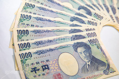 扇状に広げられた千円札,扇,広げる,お金,かね,円,日本円,マネー,金銭,日本のお金,お金がない,財産,返済,貯金,借金,両替,キャッシュ,現金,札,千円,札束,money,yen,経理,事務,経済,japan,フルサイズ撮影