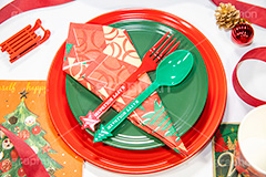 クリスマスのテーブルコーディネート,クリスマス,テーブル,コーディネート,食器,日用品,皿,スプーン,フォーク,spoon,fork,ribbon,ornament,Christmas,リボン,ペーパーナプキン,オーナメント,フルサイズ撮影,道具