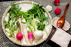 七草,七草粥,七草がゆ,おかゆ,お粥,米,日本食,和食,伝統,風習,行事,節句,朝,無病息災,新年,季語,ざる,ザル,野菜,冬,japan,フルサイズ撮影