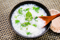 七草粥,七草がゆ,七草,おかゆ,お粥,米,日本食,和食,伝統,風習,行事,節句,朝,無病息災,新年,季語,野菜,冬,japan,フルサイズ撮影