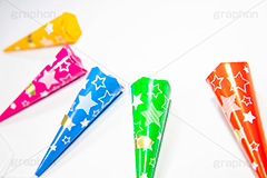 クラッカー,紙テープ,祝,お祝い,誕生日,結婚式,紙ふぶき,飛ぶ,円錐,紙容器,紐,火薬,発火,鳴る,音,イベント,パーティー,アニバーサリー,ニューイヤー,anniversary,newear,event,party,フルサイズ撮影