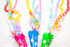 クラッカー,紙テープ,祝,お祝い,誕生日,結婚式,紙ふぶき,飛ぶ,円錐,紙容器,紐,火薬,発火,鳴る,音,イベント,パーティー,アニバーサリー,ニューイヤー,anniversary,newear,event,party,フルサイズ撮影