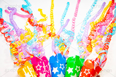 クラッカー,紙テープ,祝,お祝い,誕生日,結婚式,紙ふぶき,飛ぶ,円錐,紙容器,紐,火薬,発火,鳴る,音,イベント,パーティー,アニバーサリー,ニューイヤー,anniversary,newear,event,party,フルサイズ撮影