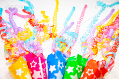 クラッカー,紙テープ,祝,お祝い,誕生日,結婚式,紙ふぶき,飛ぶ,円錐,紙容器,紐,火薬,発火,鳴る,音,イベント,パーティー,アニバーサリー,ニューイヤー,anniversary,newear,event,party,フルサイズ撮影