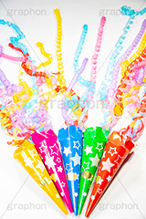 クラッカー,紙テープ,祝,お祝い,誕生日,結婚式,紙ふぶき,飛ぶ,円錐,紙容器,紐,火薬,発火,鳴る,音,イベント,パーティー,アニバーサリー,ニューイヤー,anniversary,newear,event,party,フルサイズ撮影