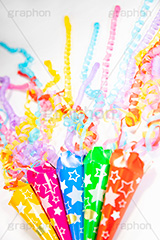 クラッカー,紙テープ,祝,お祝い,誕生日,結婚式,紙ふぶき,飛ぶ,円錐,紙容器,紐,火薬,発火,鳴る,音,イベント,パーティー,アニバーサリー,ニューイヤー,anniversary,newear,event,party,フルサイズ撮影
