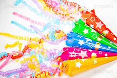 クラッカー,紙テープ,祝,お祝い,誕生日,結婚式,紙ふぶき,飛ぶ,円錐,紙容器,紐,火薬,発火,鳴る,音,イベント,パーティー,アニバーサリー,ニューイヤー,anniversary,newear,event,party,フルサイズ撮影