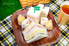 ピクニック,ミックスサンド,サンドイッチ,サンドウィッチ,モーニング,mix,sandwich,morning,cheese,朝食,ハム,レタス,チーズ,玉子,たまご,卵,玉子サンド,ブレックファースト,breakfast,パン,食パン,ロール,芝生,レジャーシート,かご,カゴ,籠,お茶,紙コップ,フルサイズ撮影