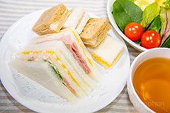 ミックスサンド,サンドイッチ,サンドウィッチ,モーニング,朝食,ハム,レタス,チーズ,玉子,たまご,卵,トマト,ミニトマト,プチトマト,玉子サンド,ブレックファースト,パン,食パン,紅茶,サラダ,ティーカップ,salad,cup,tea,breakfast,mix,sandwich,morning,cheese,フルサイズ撮影