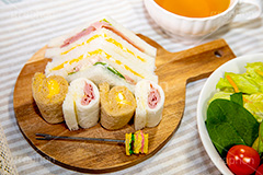 ミックスサンド,サンドイッチ,サンドウィッチ,モーニング,朝食,ハム,レタス,チーズ,玉子,たまご,卵,トマト,ミニトマト,プチトマト,玉子サンド,ブレックファースト,パン,食パン,紅茶,サラダ,ティーカップ,salad,cup,tea,breakfast,mix,sandwich,morning,cheese,フルサイズ撮影