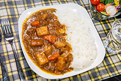 カレーライス,カレー,カリー,辛い,スパイス,夕飯,夕食,家庭の味,ご飯,ライス,和食,日本料理,日本食,にんじん,ニンジン,じゃがいも,ジャガイモ,サラダ,トマト,プチトマト,ミニトマト,お冷,japan,curry,salad,フルサイズ撮影