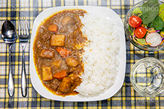 カレーライス,カレー,カリー,辛い,スパイス,夕飯,夕食,家庭の味,ご飯,ライス,和食,日本料理,日本食,にんじん,ニンジン,じゃがいも,ジャガイモ,サラダ,トマト,プチトマト,ミニトマト,お冷,スプーン,フォーク,curry,salad,japan,フルサイズ撮影