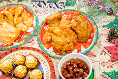 クリスマスパーティー,クリスマス,パーティー,チキン,フライドチキン,フライ,鶏,もも,ジューシー,揚げ,ファーストフード,ファストフード,あつあつ,熱々,アツアツ,洋食,サクサク,chicken,Christmas,party,cola,potato,pie,chocolate,ornament,オーナメント,チョコレート,脂,脂質,肉,コーラ,ポテト,フライドポテト,パイ,フルサイズ撮影