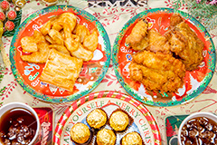 クリスマスパーティー,クリスマス,パーティー,チキン,フライドチキン,フライ,鶏,もも,ジューシー,揚げ,ファーストフード,ファストフード,あつあつ,熱々,アツアツ,洋食,サクサク,chicken,Christmas,party,cola,potato,pie,chocolate,ornament,オーナメント,チョコレート,脂,脂質,肉,コーラ,ポテト,フライドポテト,パイ,フルサイズ撮影