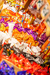 駄菓子屋さん,駄菓子,菓子,かし,おやつ,懐かし,こども,子供,駄菓子屋,間食,雑菓子,お菓子,たくさん,並ぶ,風情,ジャンク,ジャンキー,スナック,棒,安い,うまい,japan,フルサイズ撮影