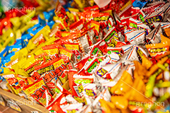駄菓子屋さん,駄菓子,菓子,かし,おやつ,懐かし,こども,子供,駄菓子屋,間食,雑菓子,お菓子,たくさん,並ぶ,風情,ジャンク,ジャンキー,スナック,棒,安い,うまい,japan,フルサイズ撮影