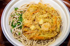 かき揚げそば,かき揚げ蕎麦,かき揚げ,かきあげ,天ぷら,揚げ物,ソバ,蕎麦,そば,だし,出汁,ダシ,蕎麦粉,日本料理,日本食,和食,つゆ,蕎麦汁,茹,ねぎ,ネギ,麺料理,麺類,フルサイズ撮影,japan